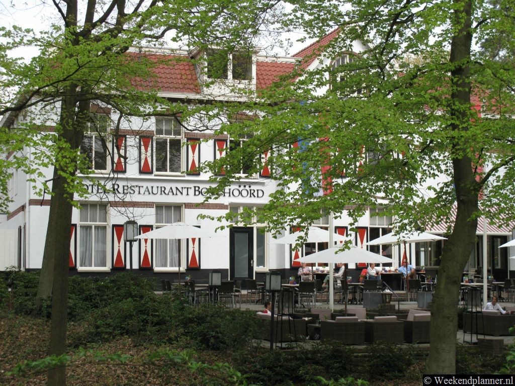 Het Fletcher Hotel Boschoord ligt tussen de bosvennen in de bossen bij Oisterwijk. Het is een driesterrenhotel met sauna. Je kunt in het hotel een fiets huren.  Tips: De hotels en vakantiehuizen in Oisterwijk.